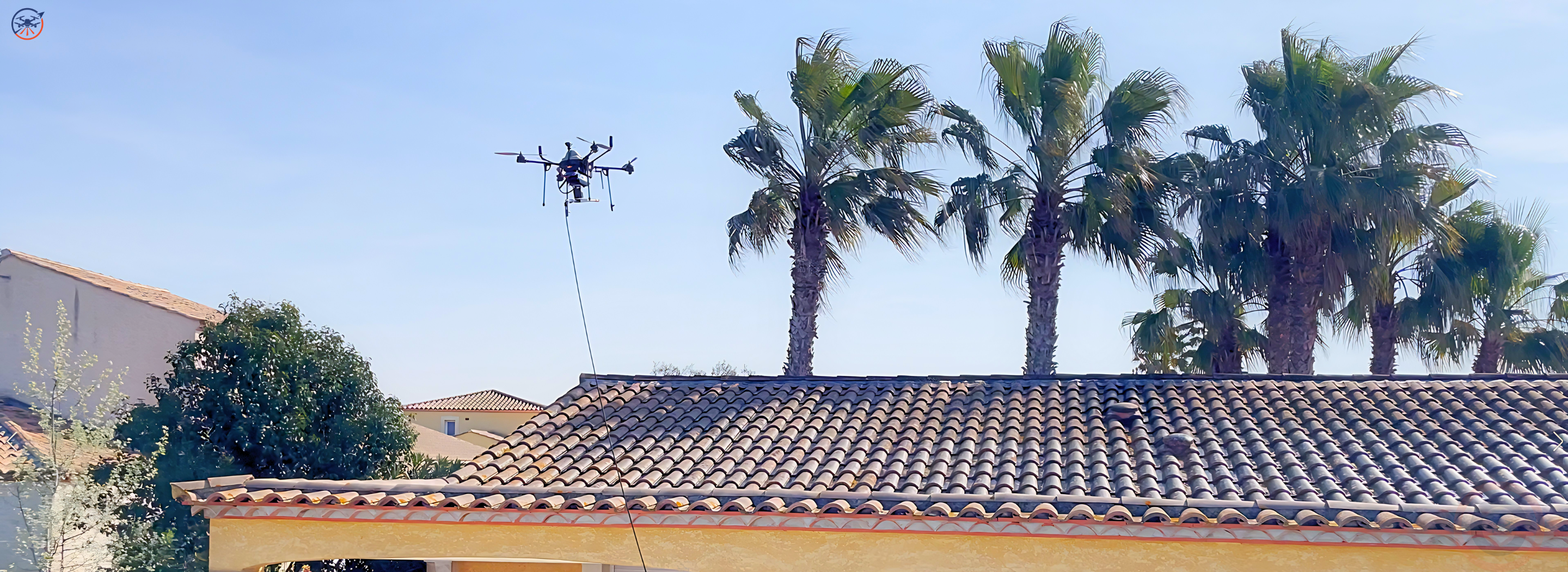 Drone de traitement survolant une toiture en tuiles dans le Gard