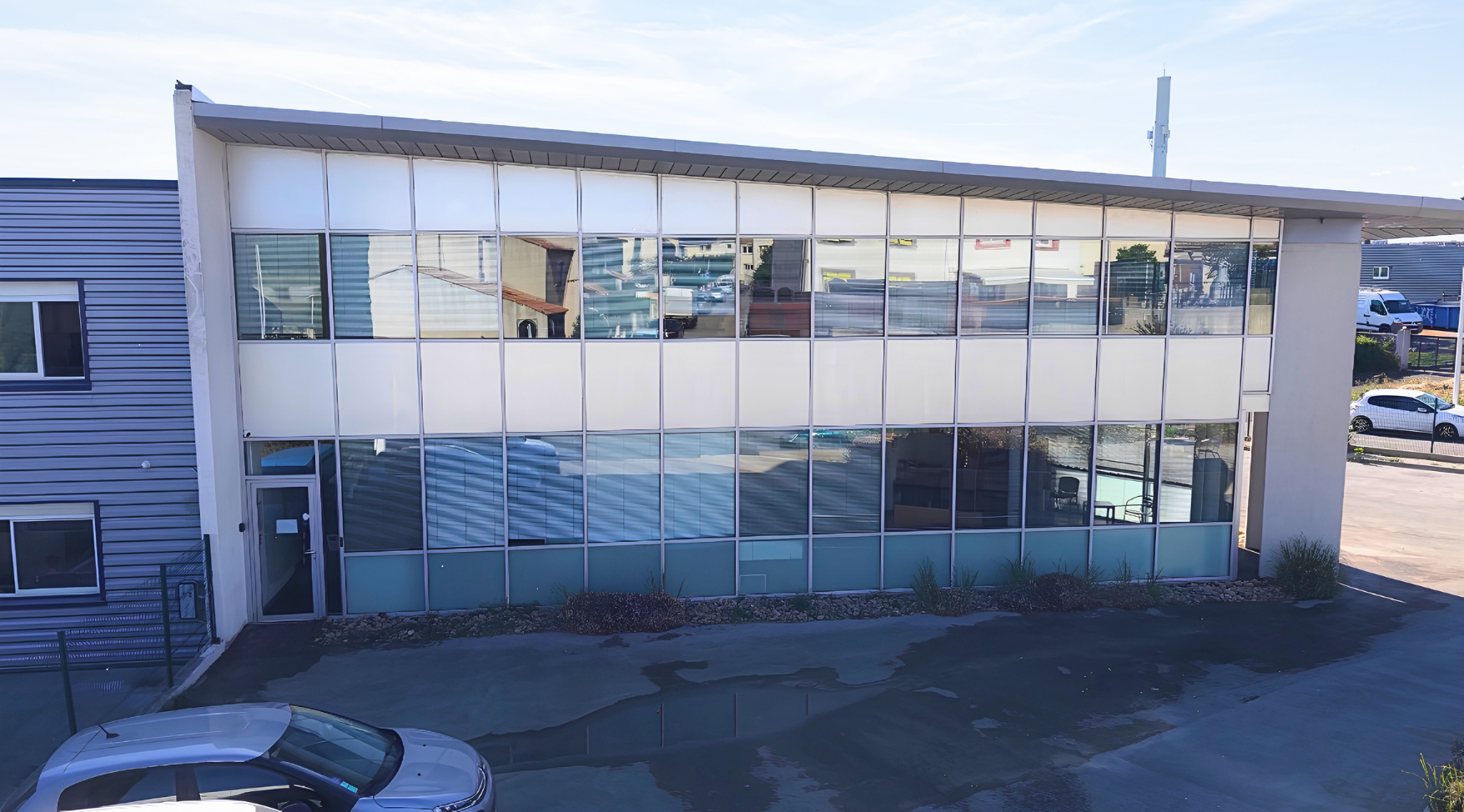 Bâtiment professionnel à Montpellier dont les façades ont été nettoyées par drone