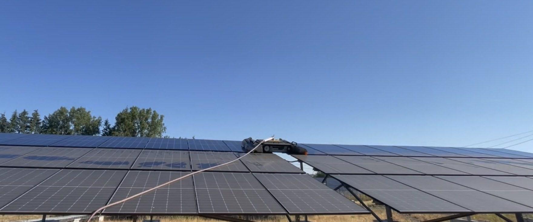 Robot de nettoyage Ellipsys en intervention sur une structure photovoltaïque surélevée