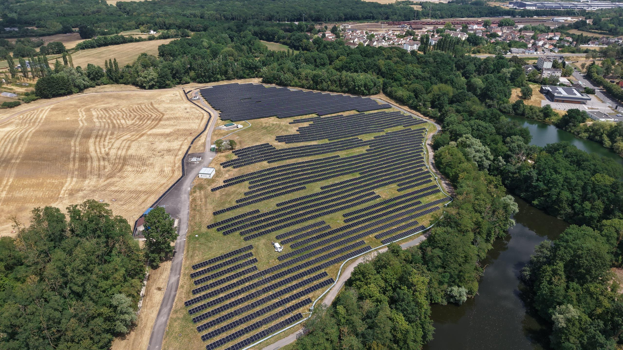 Nettoyage robotisé d'ombrières photovoltaïques de parking sur l'arc méditerranéen