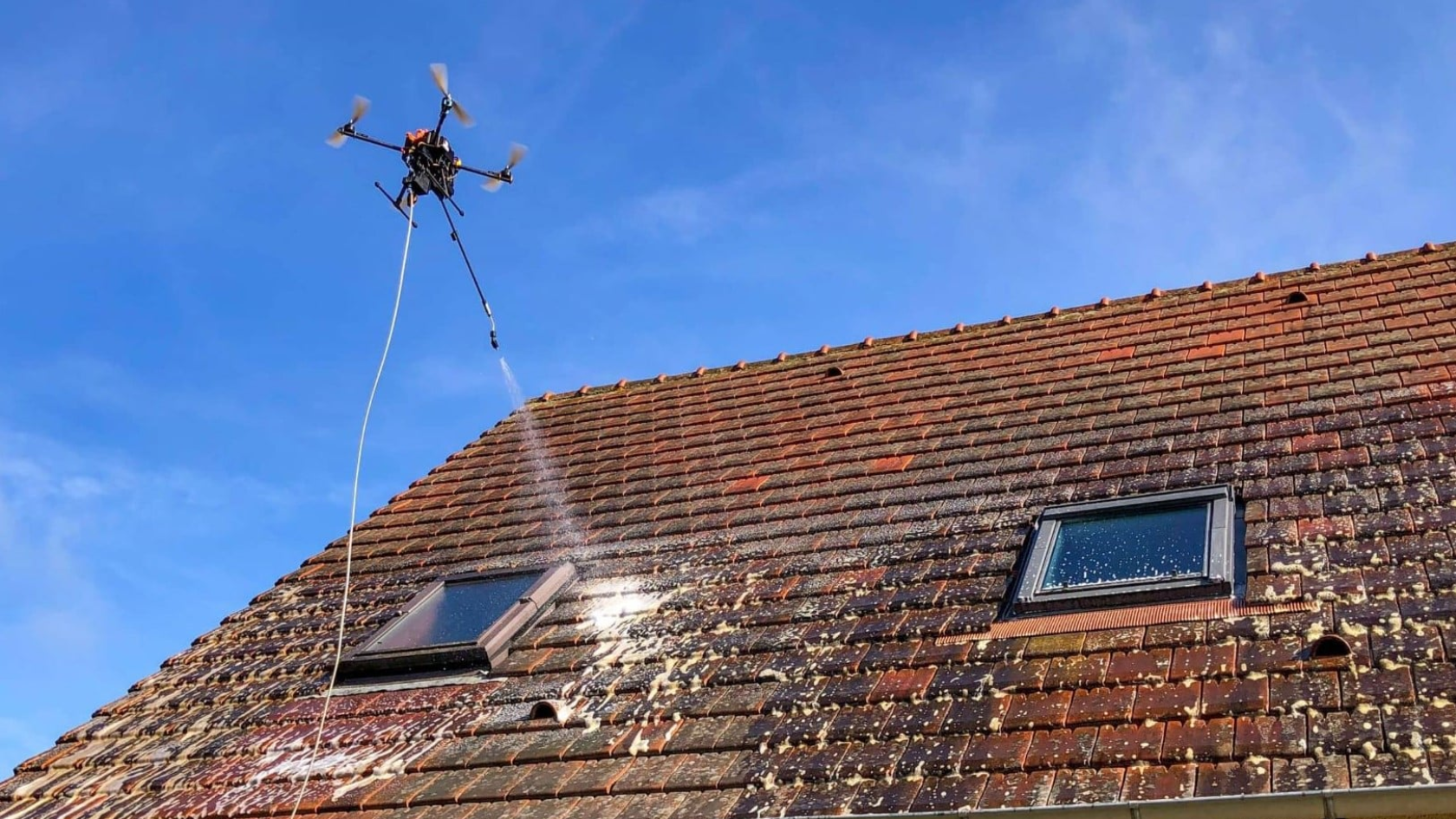 Application d'un traitement de toiture par drone