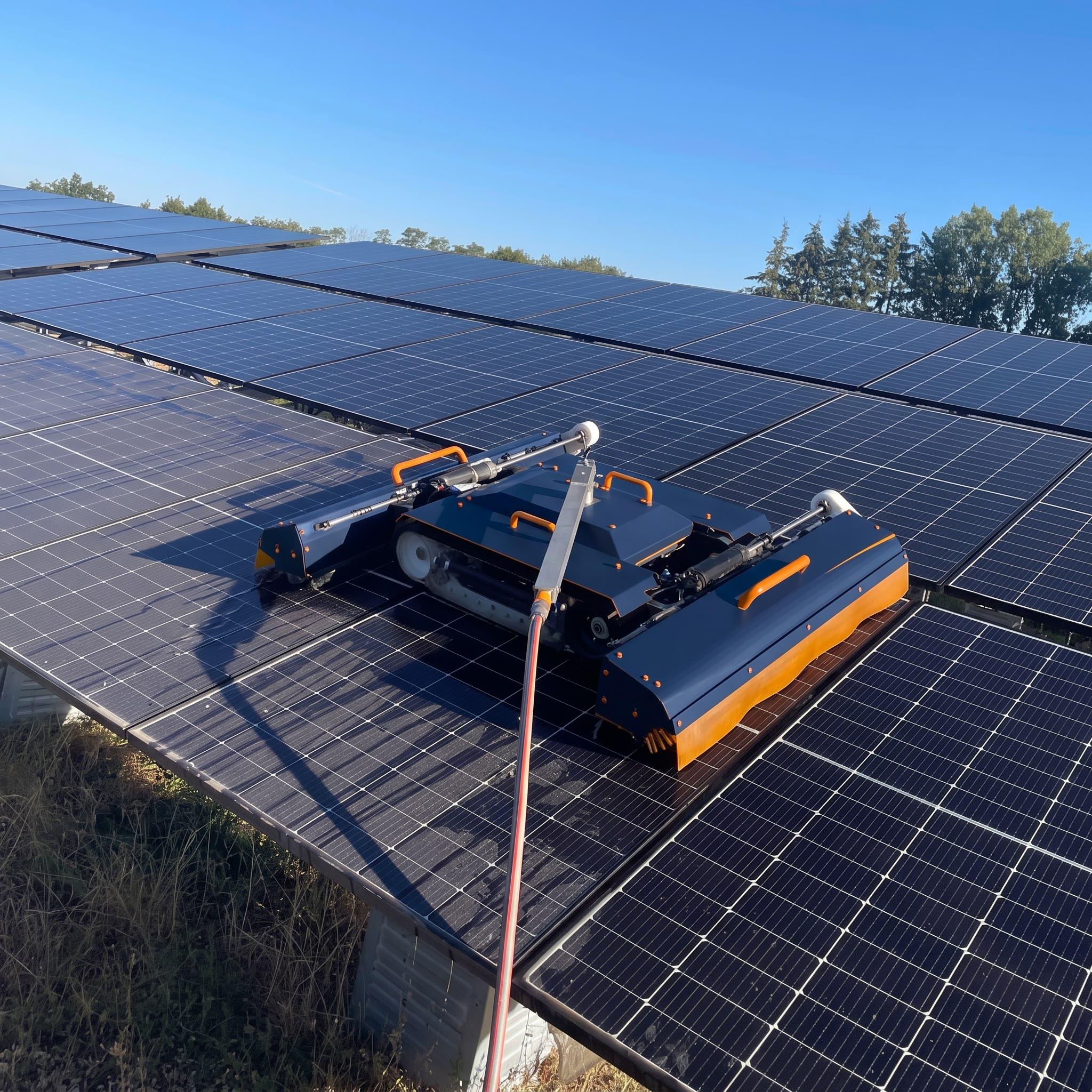 Robot de nettoyage Ellipsys posé sur des panneaux photovoltaïques
